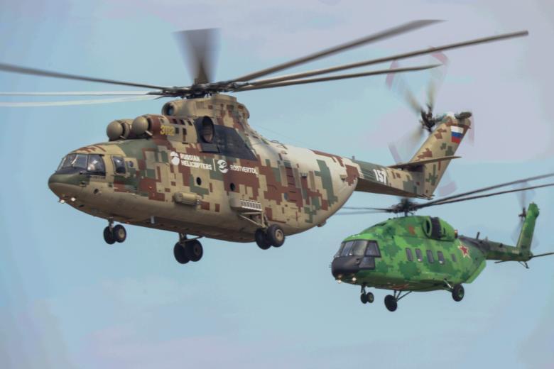 Вертолеты Ми-26Т2В (на первом плане) и Ми-38Т