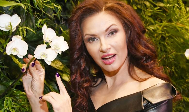 Певица, актриса и телеведущая Эвелина Блёданс