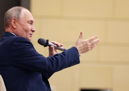 Путин пошутил про Медведева после отсылки к его знаменитой фразе