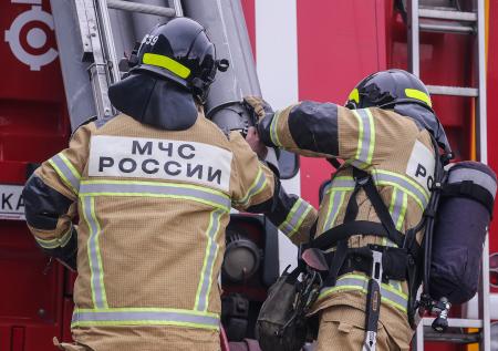 В Подмосковье крупный пожар уничтожил десятки машин