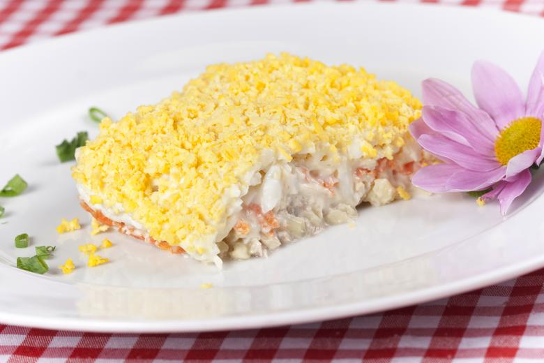 Слоеный салат с крабовыми палочками и картошкой