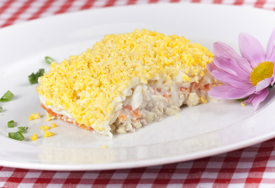 Сытно и сочно — новогодний слоеный салат с крабовыми палочками и картошкой