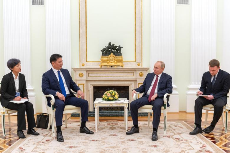 Владимир Путин на переговорах с президентом Монголии Ухнагийном Хурэлсухом