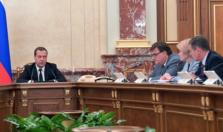 Дмитрий Медведев на заседании кабмина