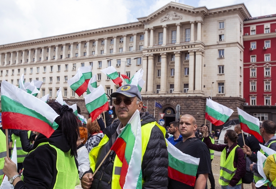 Участники акции протеста против повышения цен на энергоресурсы и топливо на одной из улиц в Софии