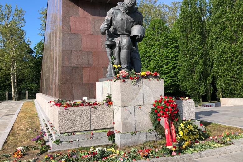 Возложение венков и цветов на территории советского мемориала в Трептов-парке в Берлине