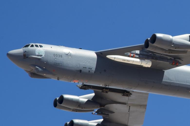 Бомбардировщик B-52 с прототипом ракеты AGM-183A на испытаниях