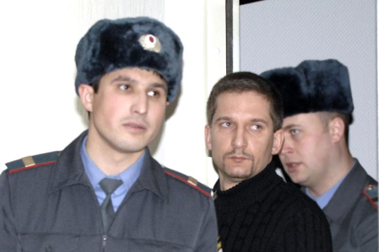 Бывший начальник ОВД «Царицыно» Денис Евсюков (в центре), обвиняемый в убийстве и покушении на убийство, перед началом заседания в Мосгорсуде, 2009 год