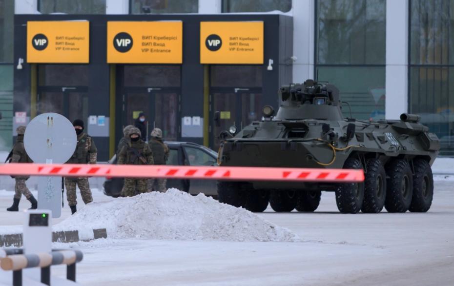 Военнослужащие дежурят у международного аэропорта Нурсултан Назарбаев в Нур-Султане. В Казахстане проходят массовые акции, вызванные ростом цен на сжиженный газ. 5 января протестующие подожгли здания администрации, прокуратуры