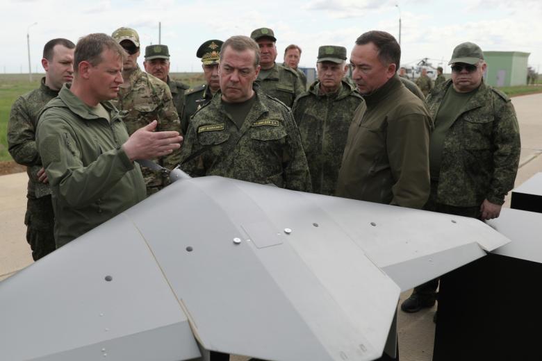 Заместитель председателя Совета безопасности РФ Дмитрий Медведев посещает полигон Капустин Яр в Астраханской области