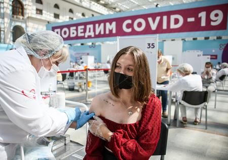 Гинцбург рассказал о выборе препарата для повторной ревакцинации