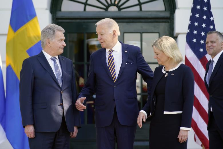 Президент США Джо Байден (в центре), премьер-министр Швеции Магдалена Андерссон (справа) и президент Финляндии Саули Ниинисте (слева) во время встречи в Вашингтоне