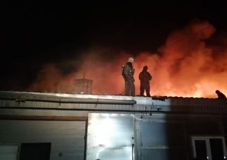 Полыхавший с полуночи пожар на складе пластика в Омске потушили