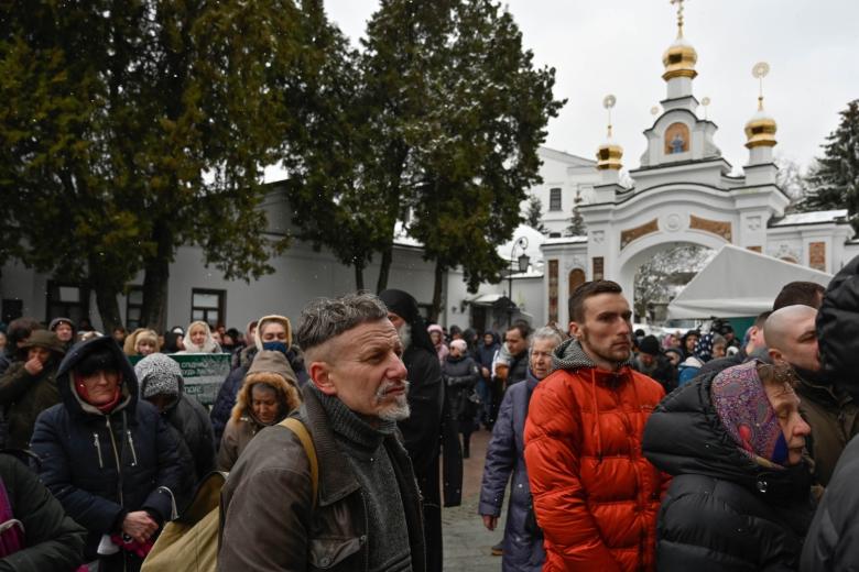 Люди на богослужении возле Крестовоздвиженского храма Киево-Печерской Лавры в Киеве