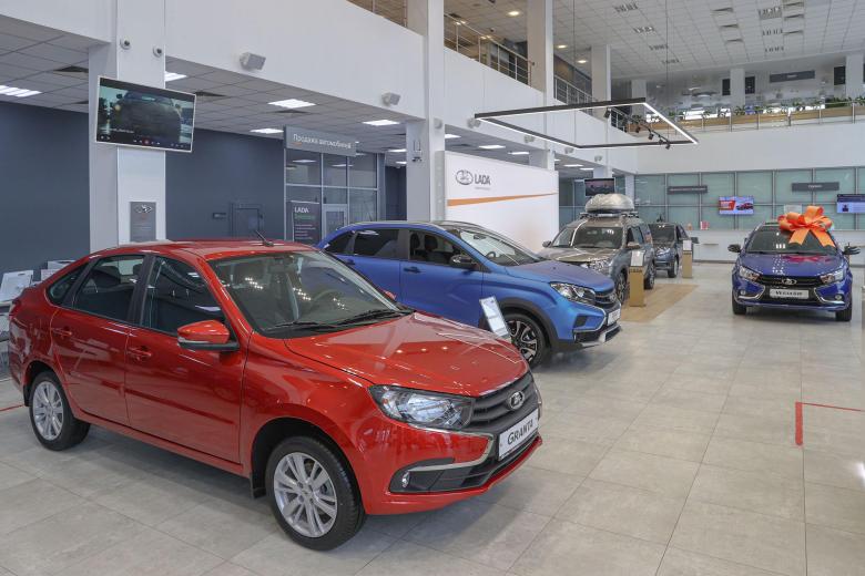 Автомобиль Lada Granta в автосалоне дилерского центра