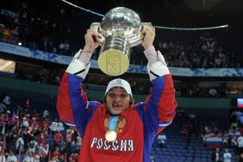 Нападающий Александр Овечкин радуется победе в финальном матче чемпионата мира по хоккею 2012 года между сборными командами России и Словакии