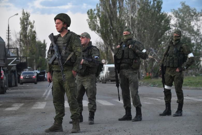 Военнослужащие ДНР на блокпосту рядом с территорией завода «Азовсталь» в Мариуполе