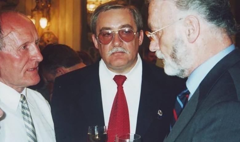 Юрий Гемпель (в центре)