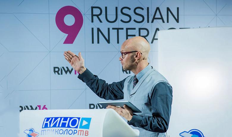 Шоумен Дмитрий Хрусталёв на Russian Internet Week 
