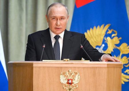 Путин предложил отсрочить выплату страховых взносов для поставщиков товаров
