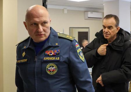 Куренков потребовал проложить дорогу к выбрасывающему мазут танкеру