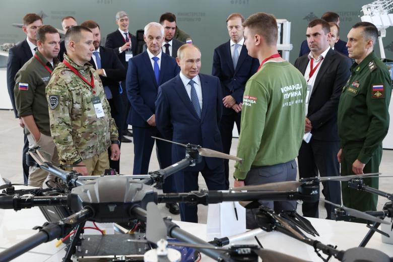 Президент РФ Владимир Путин во время посещения площадки ООО «Специальный технологический центр»