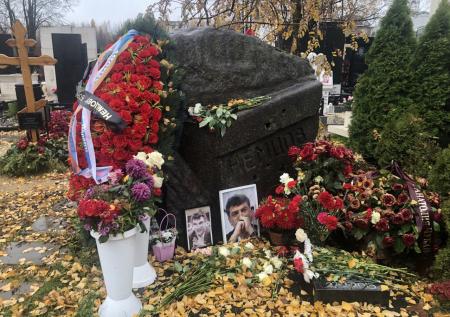 На могиле Немцова заметили подсохший венок от Чубайса