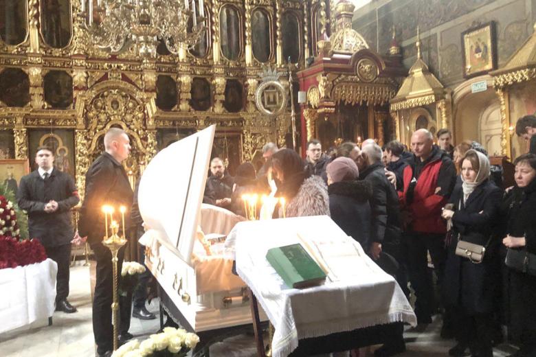 Бывшая жена Паши Техника (настоящее имя — Павел Ивлев) Ева Карицкая у гроба на церемонии прощания с рэпером в храме Петра и Павла в Лефортово в Москве