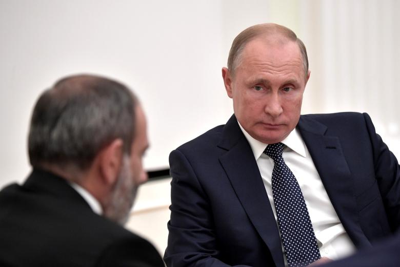 Президент РФ Владимир Путин с премьер-министром Армении Николом Пашиняном