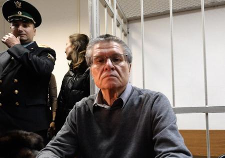 Суд рассмотрит требование снять арест с имущества Улюкаева