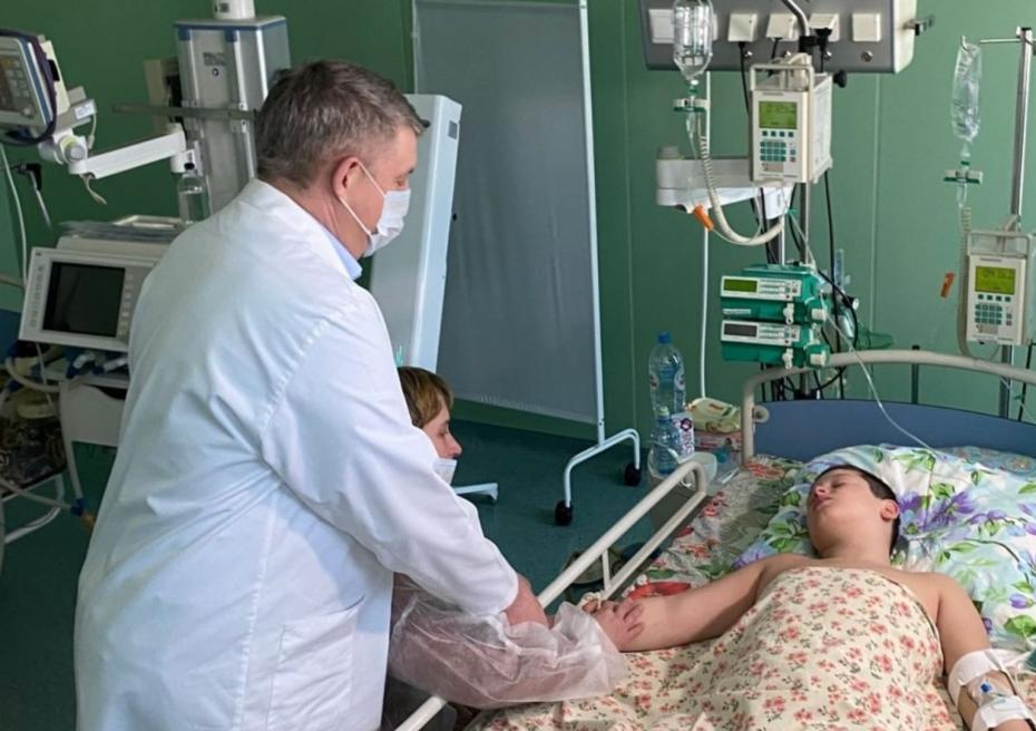 Губернатор Брянской области Александр Богомаз навещает в больнице 10-летнего мальчика Федора