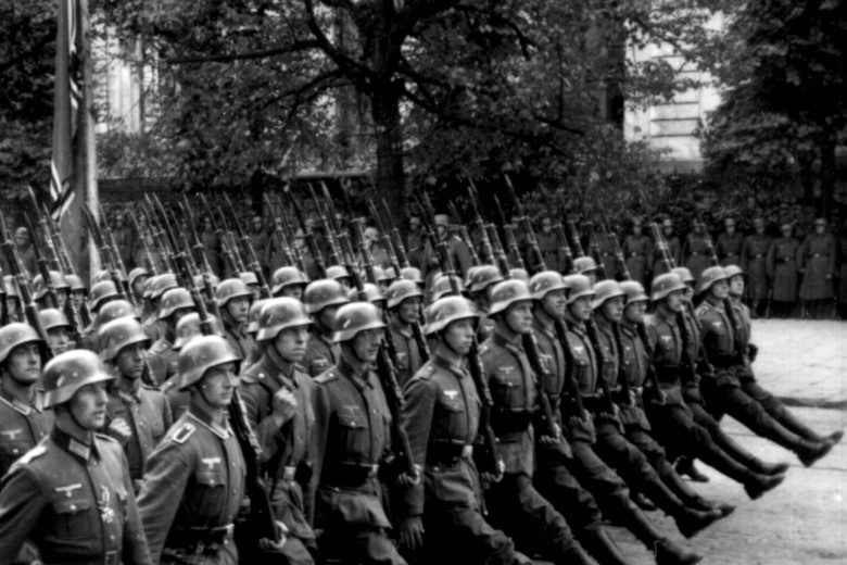Немецкие солдаты в Варшаве 1939 года после вторжения в Польшу во время Второй мировой войны