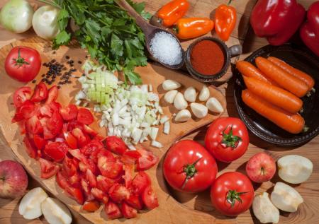 Рецепт ароматной аджики с яблоками и морковью на зиму