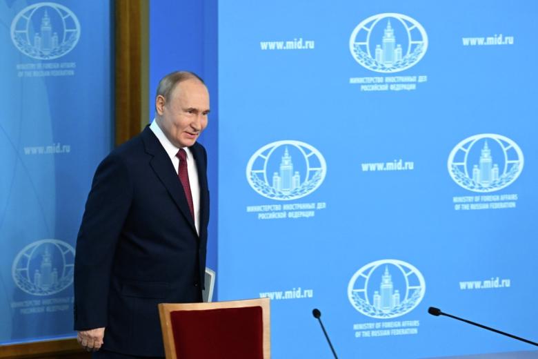 Президент РФ Владимир Путин во время встречи с руководством МИД РФ