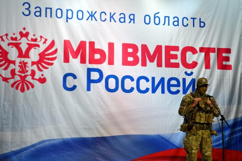 Военнослужащий ВС РФ выступает перед жителями Запорожья во время общенародного съезда по вопросу проведения референдума о вступлении в Россию