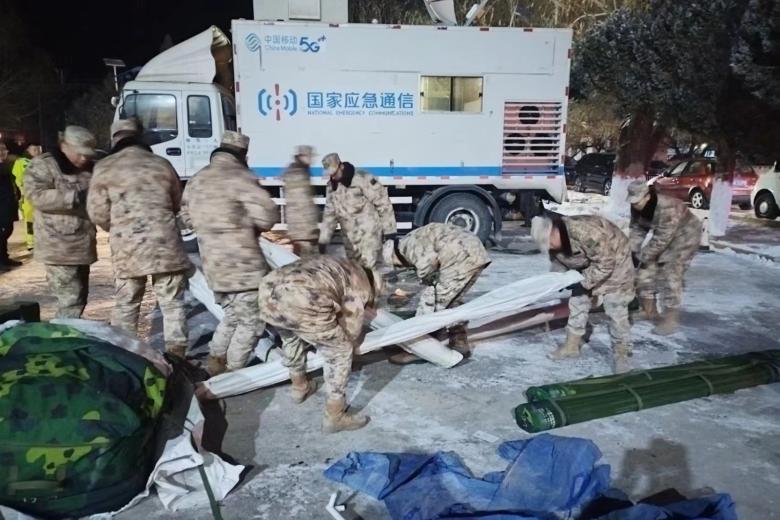 Спасатели установили палатки в поселке Яманьсу уезда Уши префектуры Аксу Синьцзян-Уйгурского автономного района