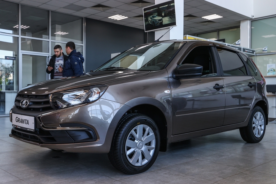 Автомобиль Lada Granta в автосалоне дилерского центра Lada в Москве