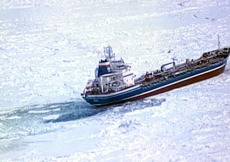Япония направила ледокол к застрявшему в Охотском море российскому танкеру