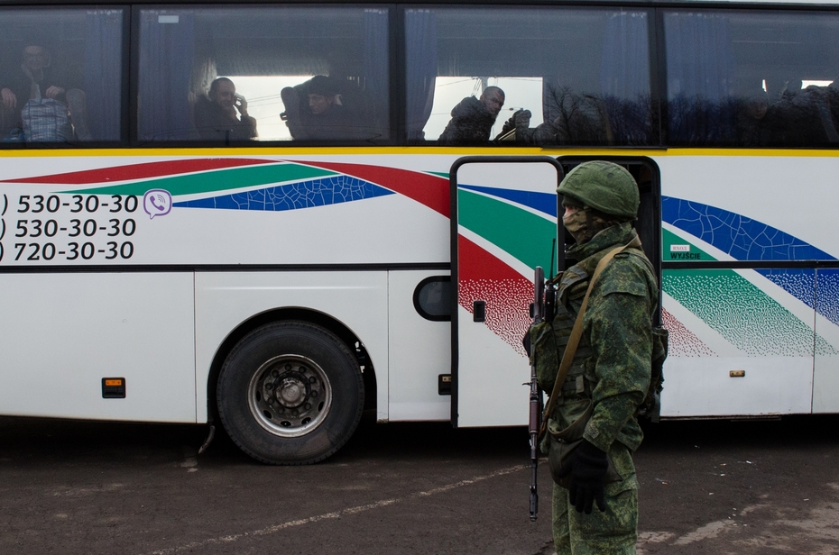 Военнопленные украинских вооруженных сил в автобусе во время обмена пленными