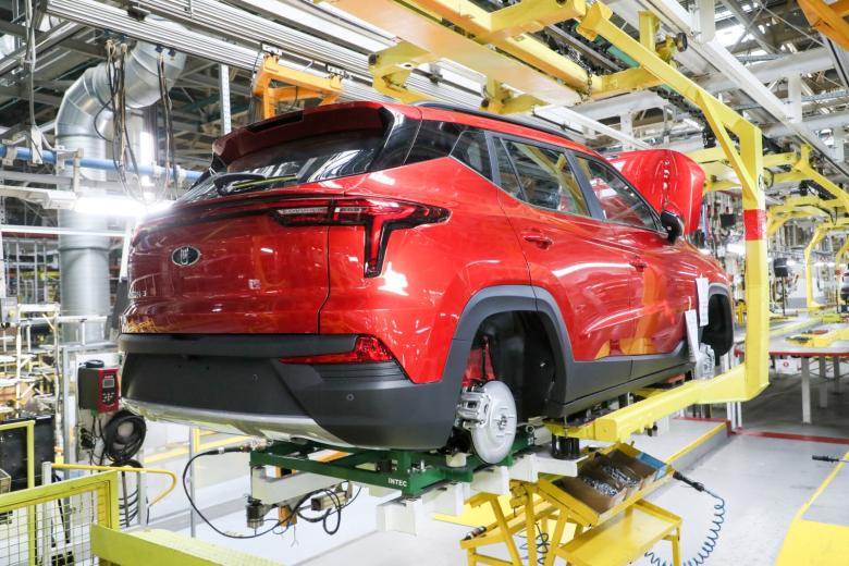 Сборка автомобиля на производственной линии Московского автомобильного завода «Москвич»