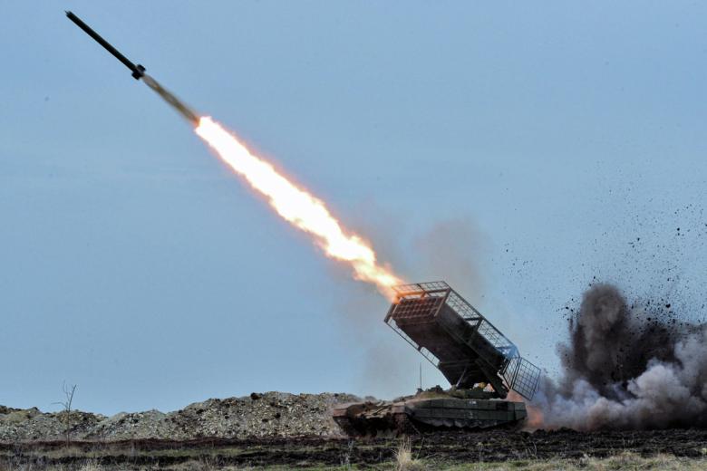 Боевой расчет тяжелой огнеметной системы «Солнцепек»