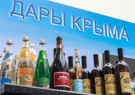 Президент Эстонии отказалась принимать в подарок крымское вино