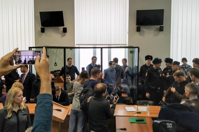 Фигуранты дела террористического сообщества "Сеть" во время оглашения приговора в Приволжском окружном военном суде