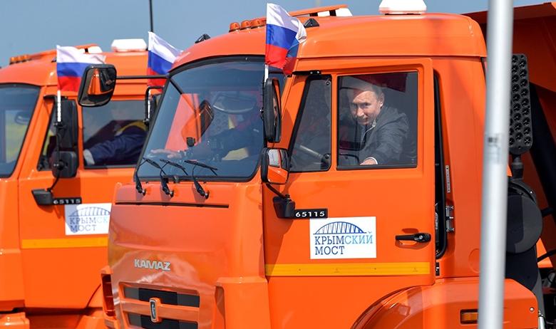 Президент России проехал за рулём головной машины в колонне строительной техники при открытии движения по автодорожной части Крымского моста