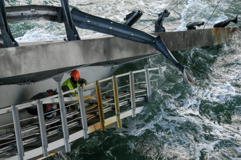 Рабочие во время восстановительных работ на Крымском мосту, пострадавшем из-за теракта