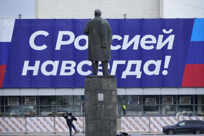 Луганск после окончания голосования на референдуме о вхождении ЛНР в состав России