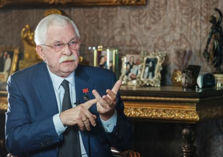 Руцкой устроил разнос Чубайсу и его центру изучения истории России