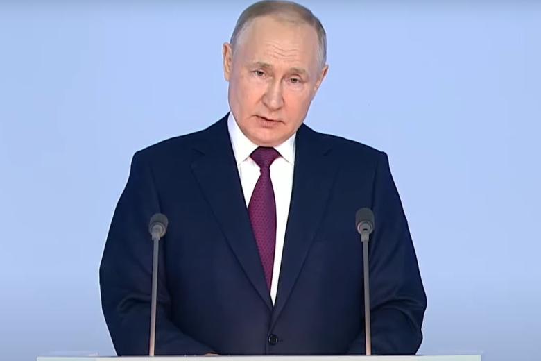 Президент РФ Владимир Путин во время выступления с ежегодным посланием Федеральному собранию РФ в Гостином Дворе