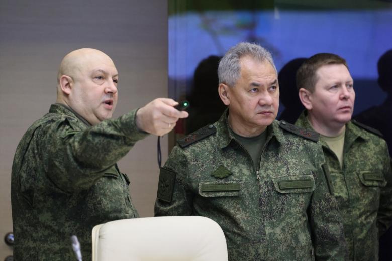 Министр обороны РФ Сергей Шойгу (справа) и командующий объединенной группировкой войск России в районе проведения спецоперации генерал армии Сергей Суровикин
