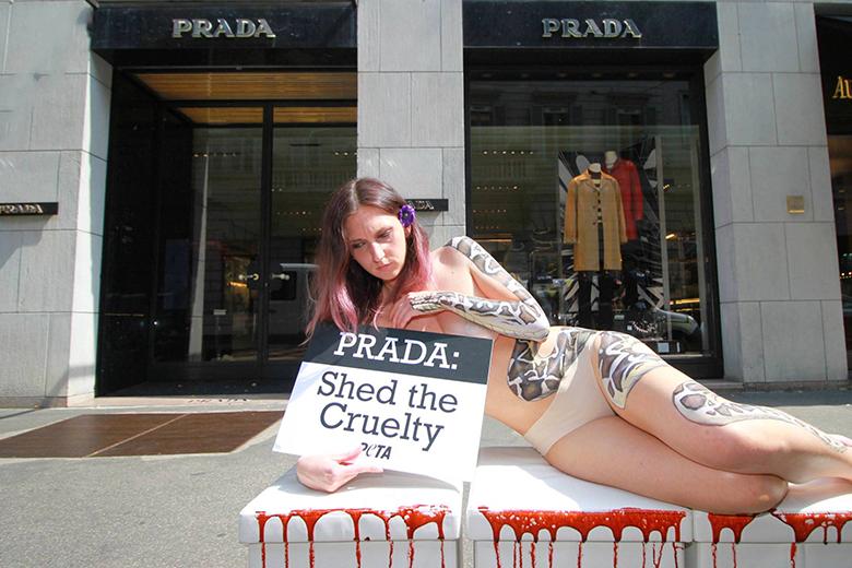 Зоозащитница возле магазина Prada